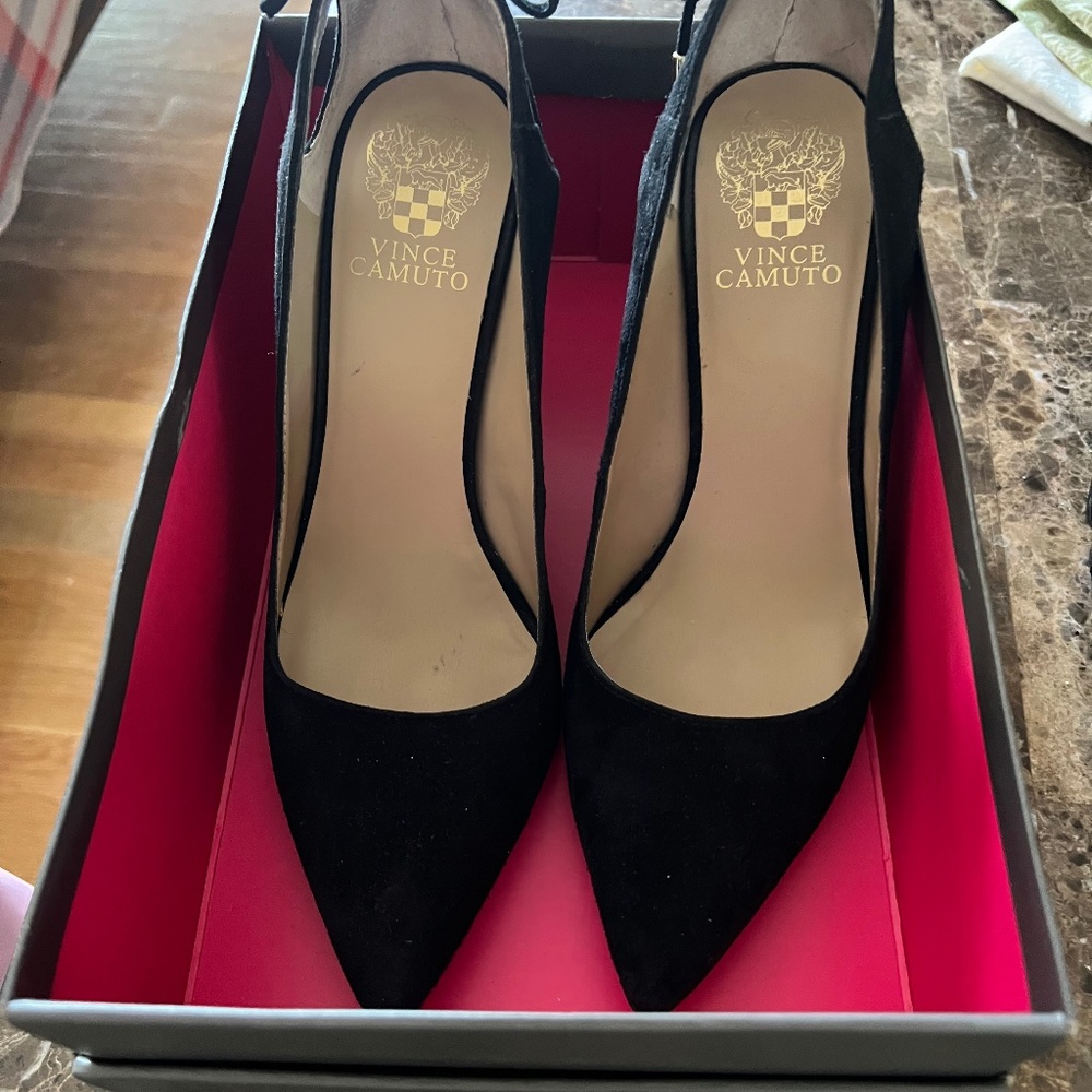 VINCE CAMUTO BLACK SUEDE HIGH HEEL PUMPS "CARISSAH" W BOW ACCENT & CUTOUT - Picture 3 of 9